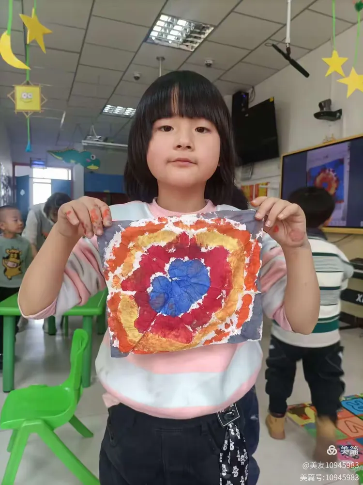 快乐染画 绚丽体验——灵武第九幼儿园推门课活动之大一班扎染画活动掠影